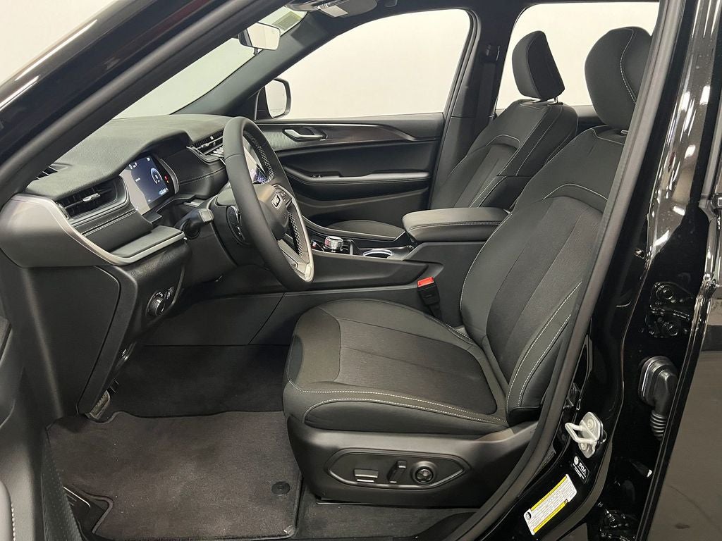 2025 Jeep Grand Cherokee GRAND CHEROKEE LAREDO 4X2