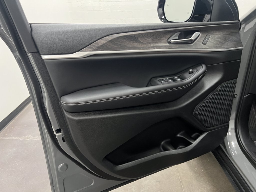 2027 Jeep Grand Cherokee GRAND CHEROKEE LIMITED 4X2